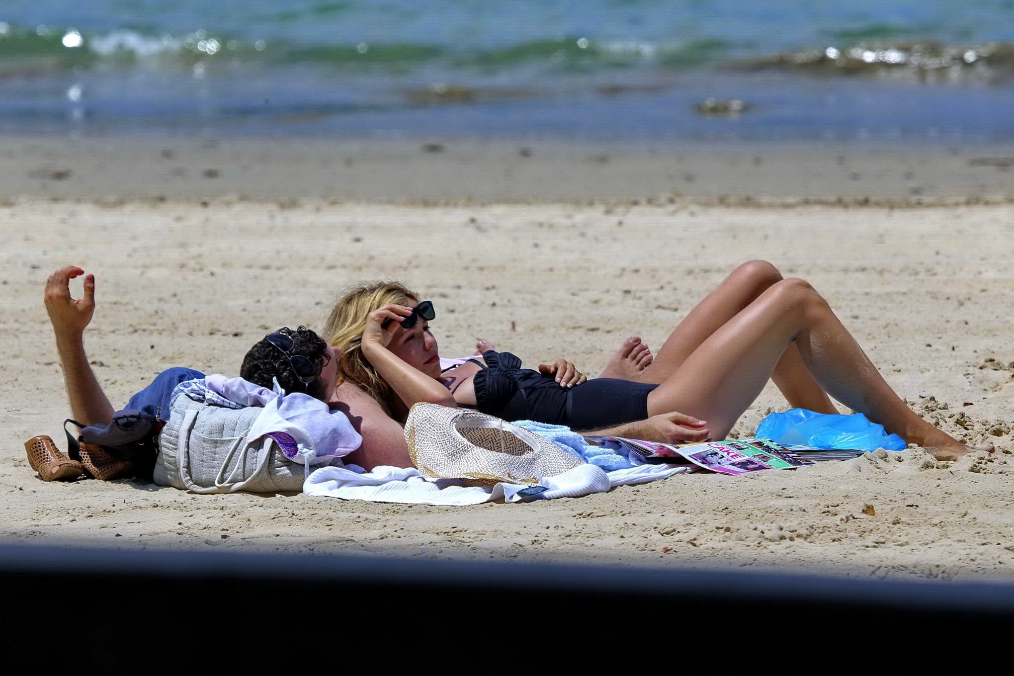 Tammin Sursok trägt einen schwarzen Badeanzug am Strand in Sydney
 #75178063