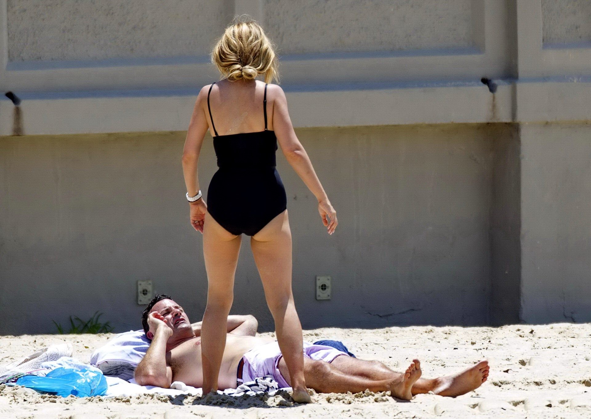 Tammin sursok portant un maillot de bain noir sur une plage à sydney
 #75178108
