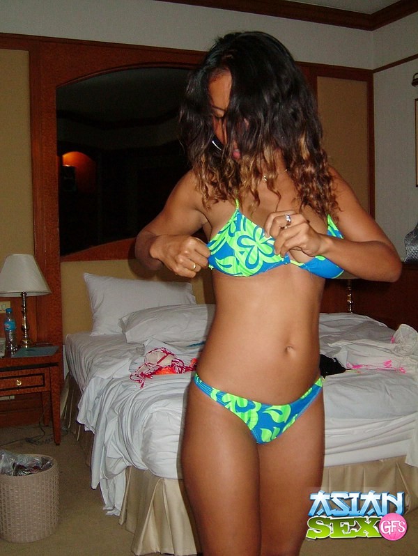 Une jolie fille asiatique en bikini montre son corps sexy.
 #68184978