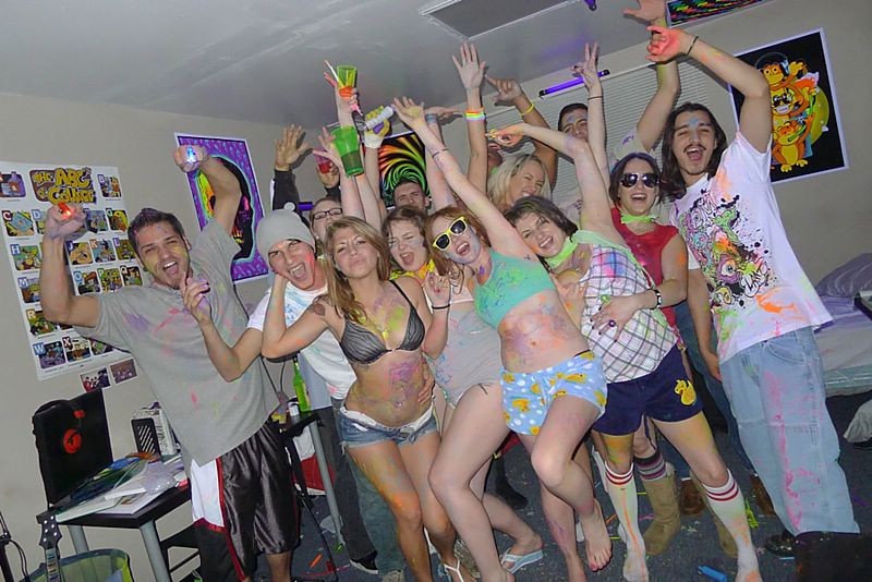 Una fiesta universitaria en la que se pintan los dedos se convierte en una orgía sexual
 #67332969