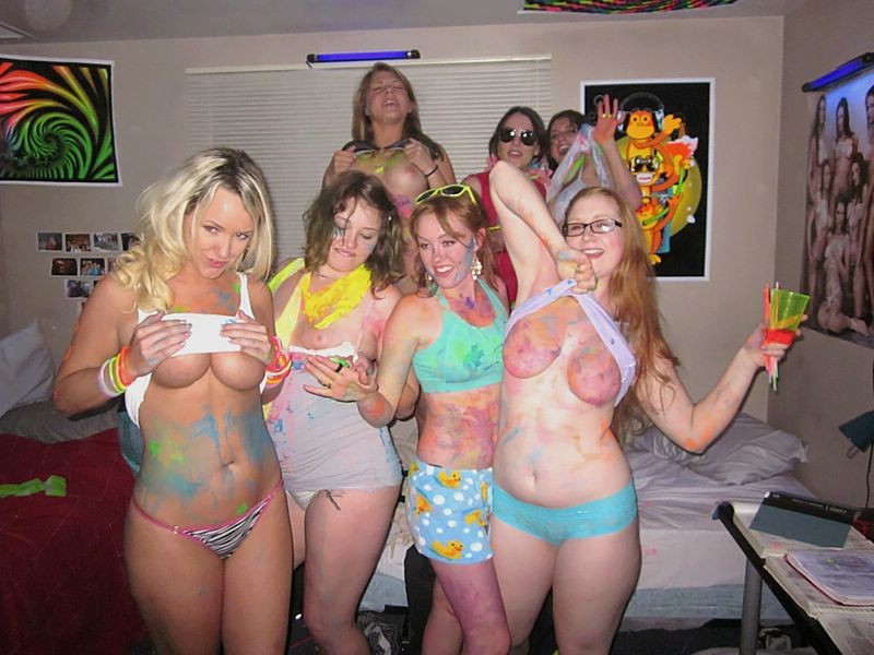 Una fiesta universitaria en la que se pintan los dedos se convierte en una orgía sexual
 #67332981