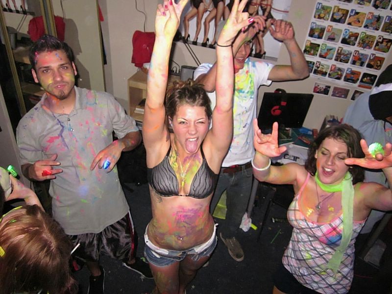 Una fiesta universitaria en la que se pintan los dedos se convierte en una orgía sexual
 #67332995
