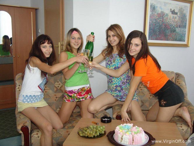 Vier süße und junge Amateur-Küken genießen ungezogene lesbische Party
 #78240961