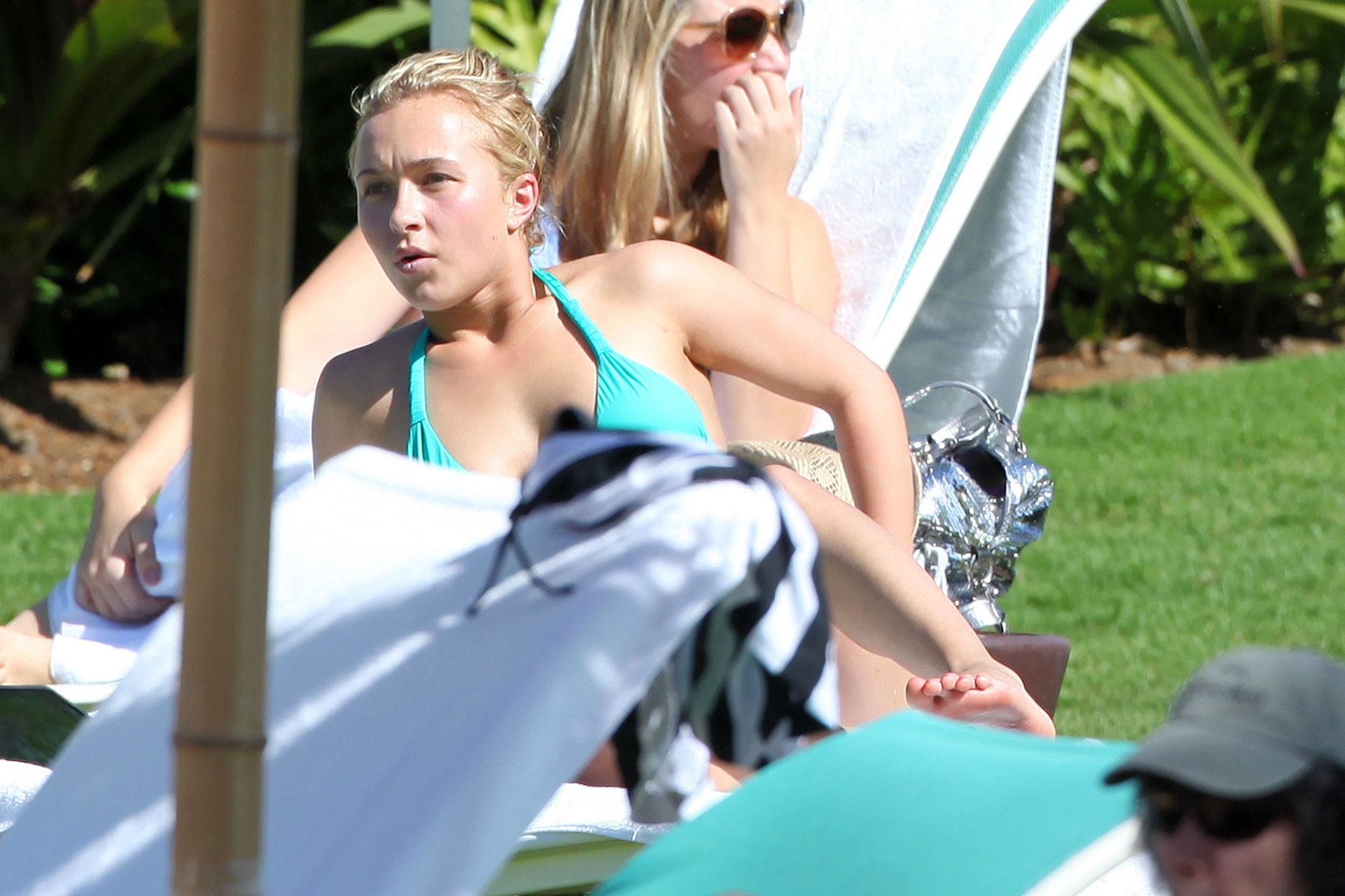 Hayden panettiere exposant son corps sexy et son cul chaud en bikini sur la plage
 #75321190