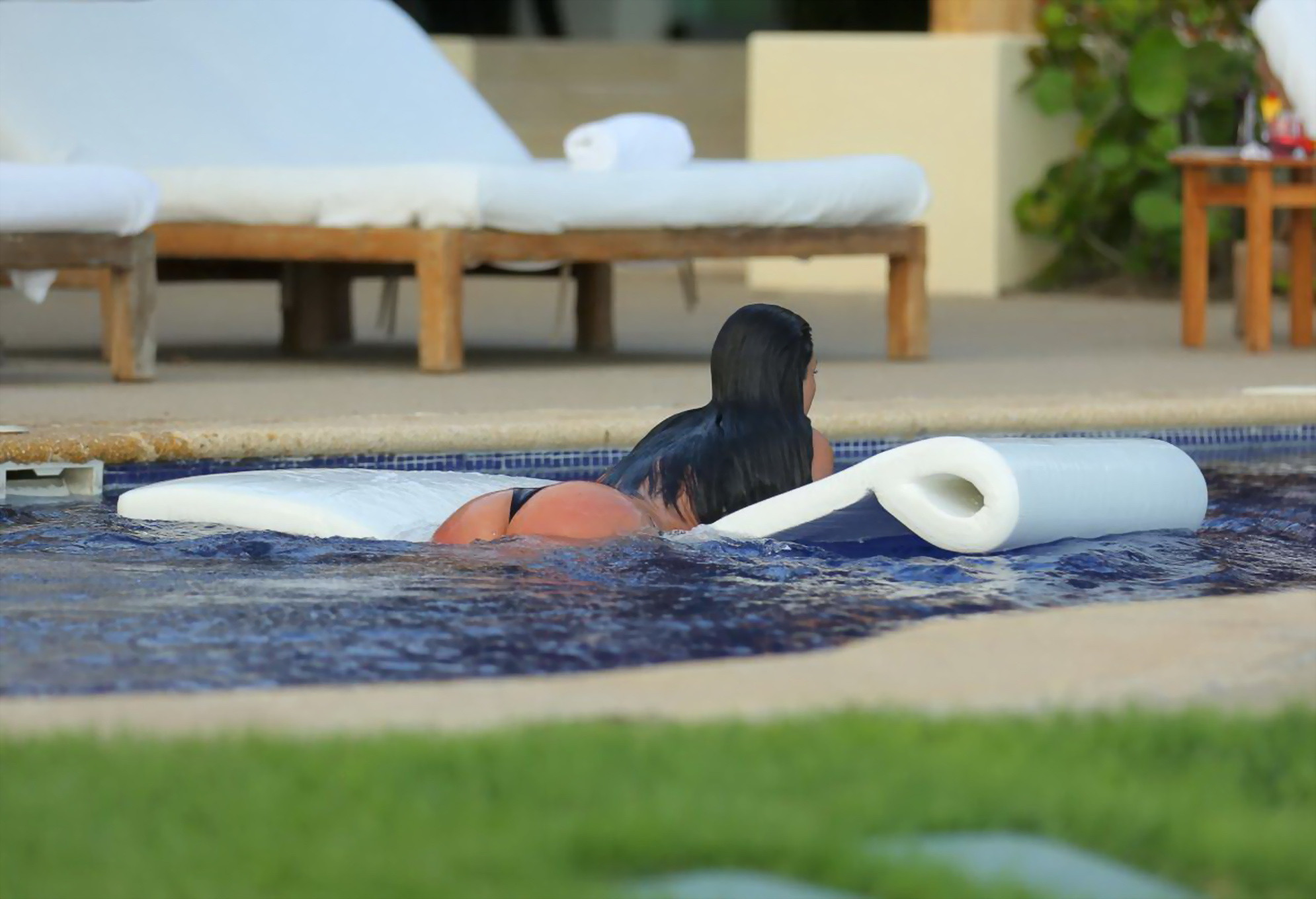 キム・カーダシアン、メキシコのプールサイドで濡れたシースルーのトップスを着て巨大なオッパイを披露
 #75193609