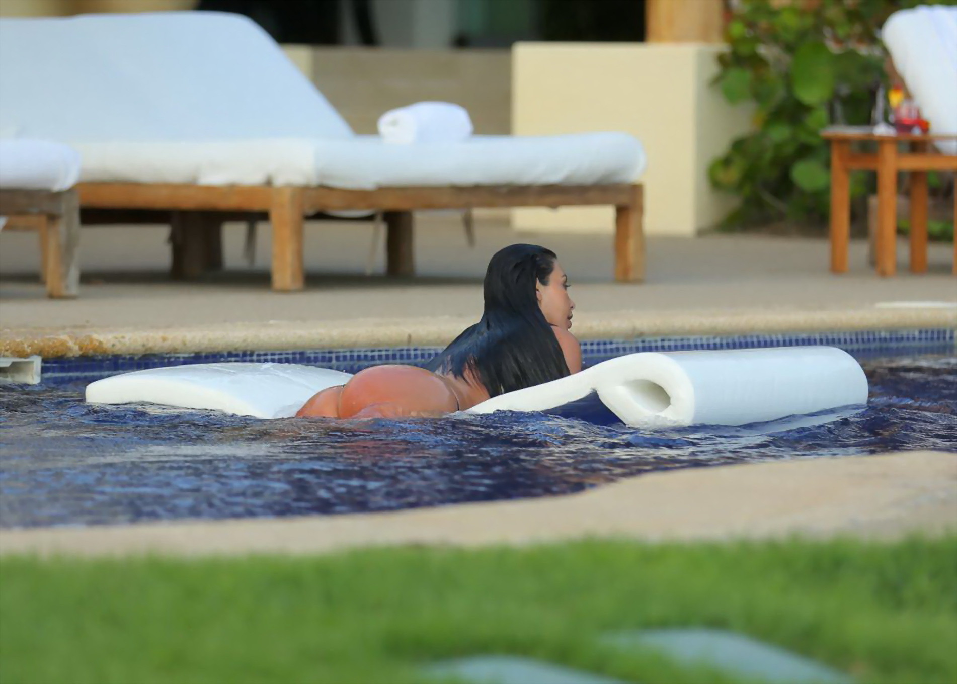 キム・カーダシアン、メキシコのプールサイドで濡れたシースルーのトップスを着て巨大なオッパイを披露
 #75193614