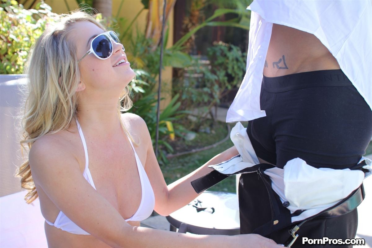 Casi james rubia mimada se folla a un tío en la piscina
 #73602231