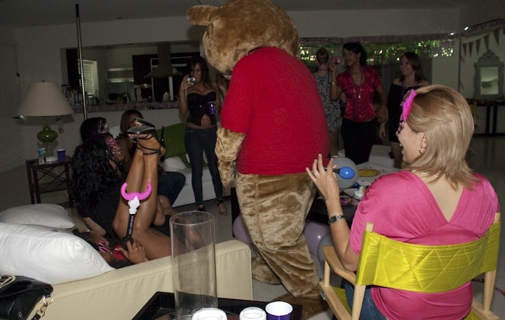Muscular stripper seducir a las niñas borrachos en la fiesta hardcore
 #71566917