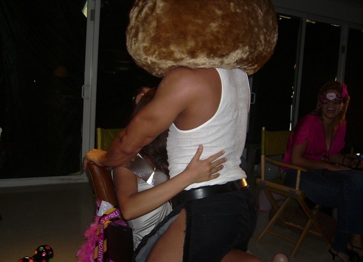 Strip-teaseuse musclée séduisant des filles ivres lors d'une fête hardcore.
 #71566925