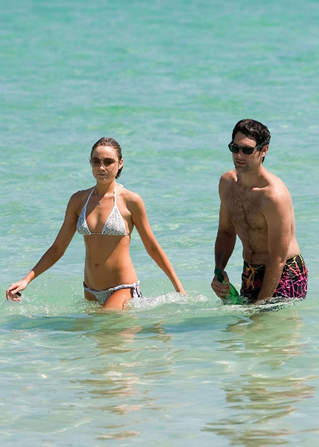 Katrina bowden che mostra il corpo sexy e caldo in bikini sulla spiaggia
 #75374637