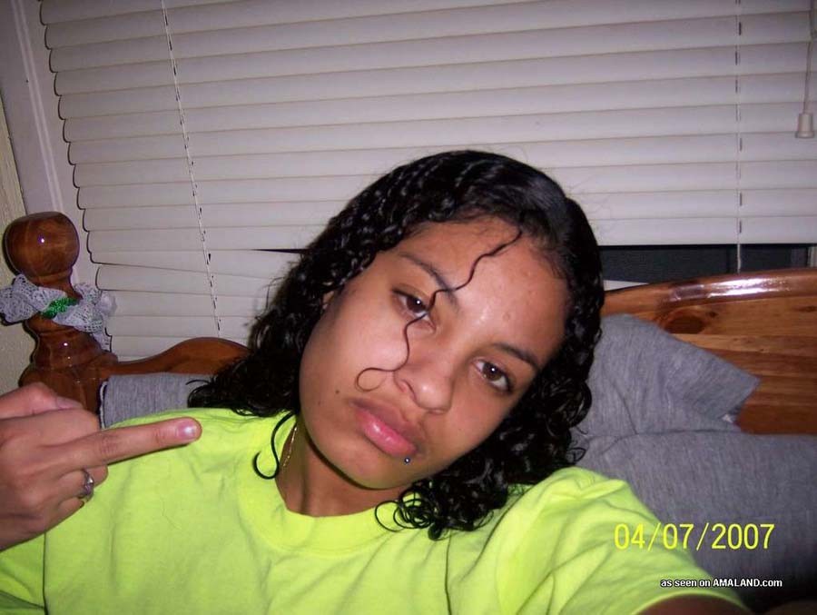 Sexy gf ébano posando como una puta en la cámara
 #67642431