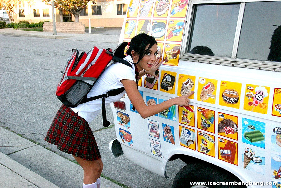 Une jeune fille à la dent douce aime baiser dans un camion de crème glacée.
 #78654124