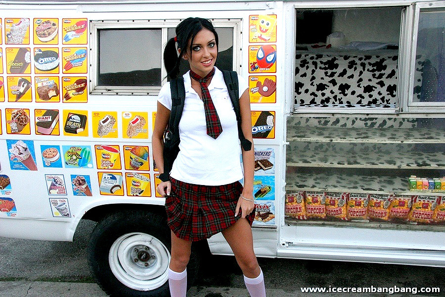 Una jovencita golosa ama follar dentro de una furgoneta de helados
 #78654131