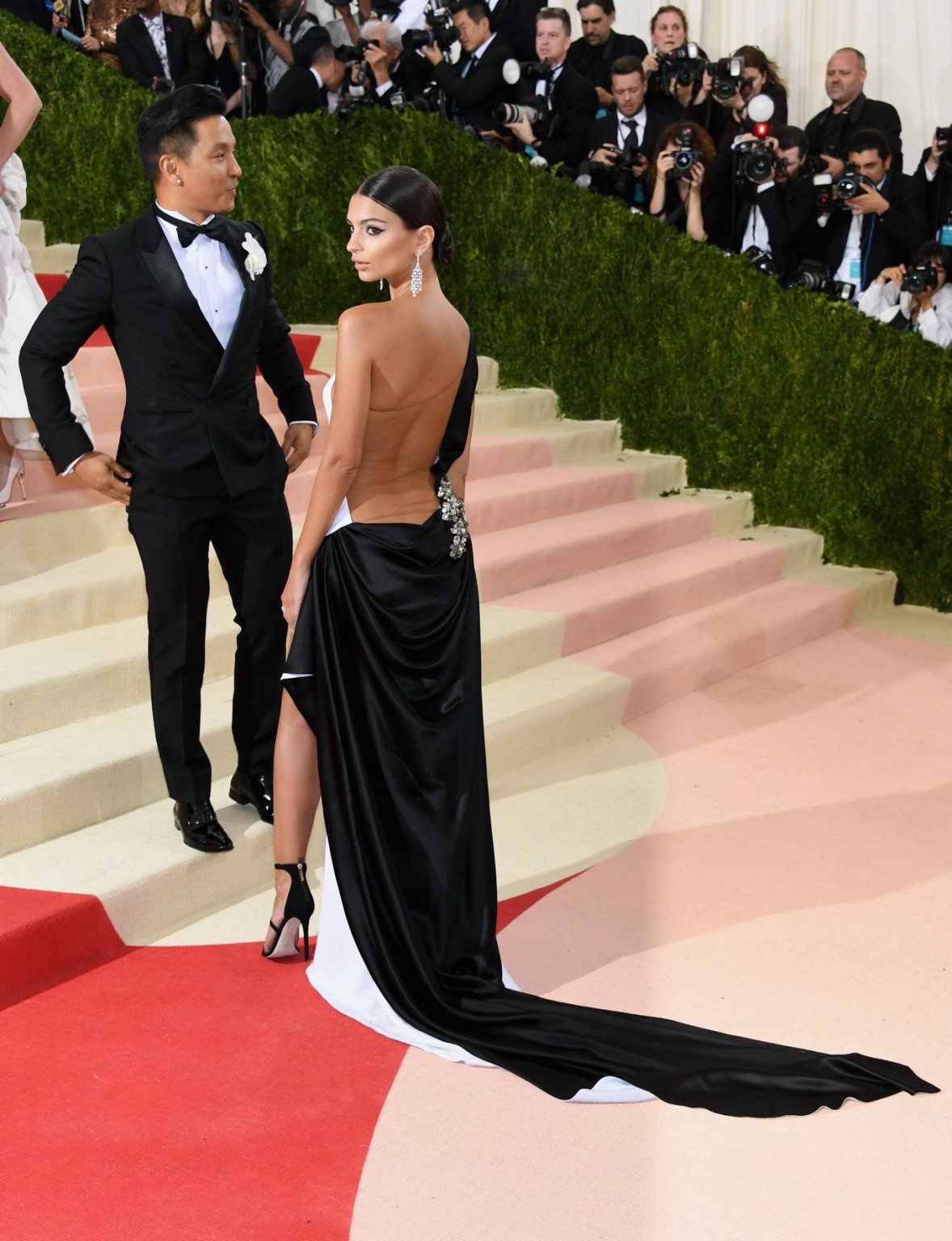 Emily Ratajkowski braless zeigt Sideboob und Beine
 #75143089