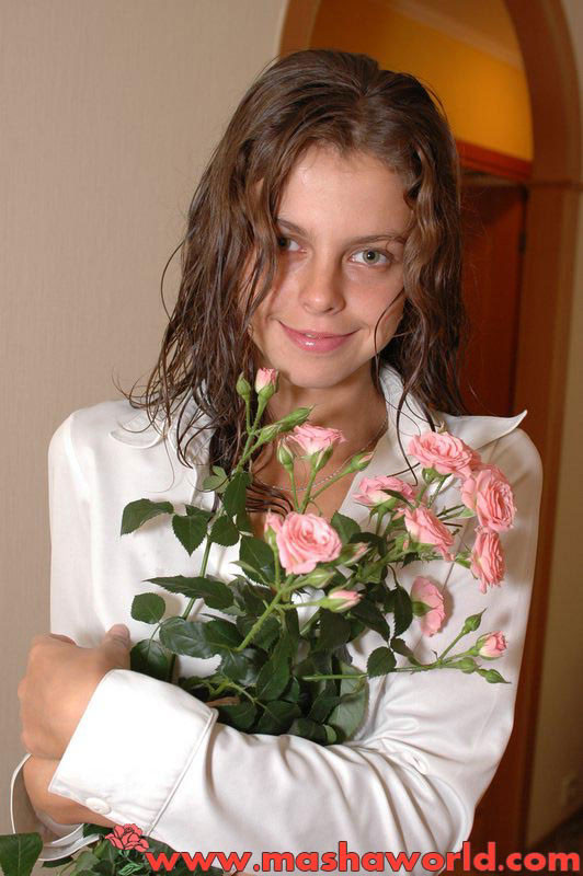 Joven rusa linda posando con rosas rosadas
 #78811509