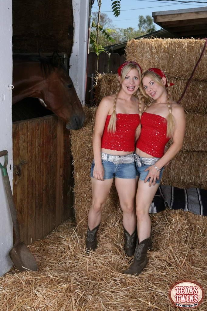 Due giovani gemelle bionde in una fattoria che si scaldano e si arrapano
 #79018515