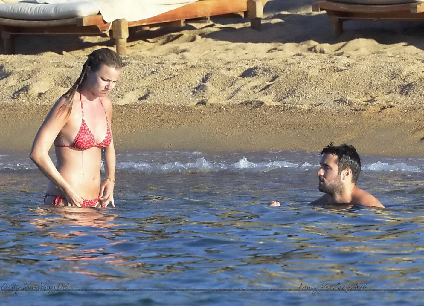 Emily vancamp mostrando sus tetas y su culo en bikini rojo
 #75153344