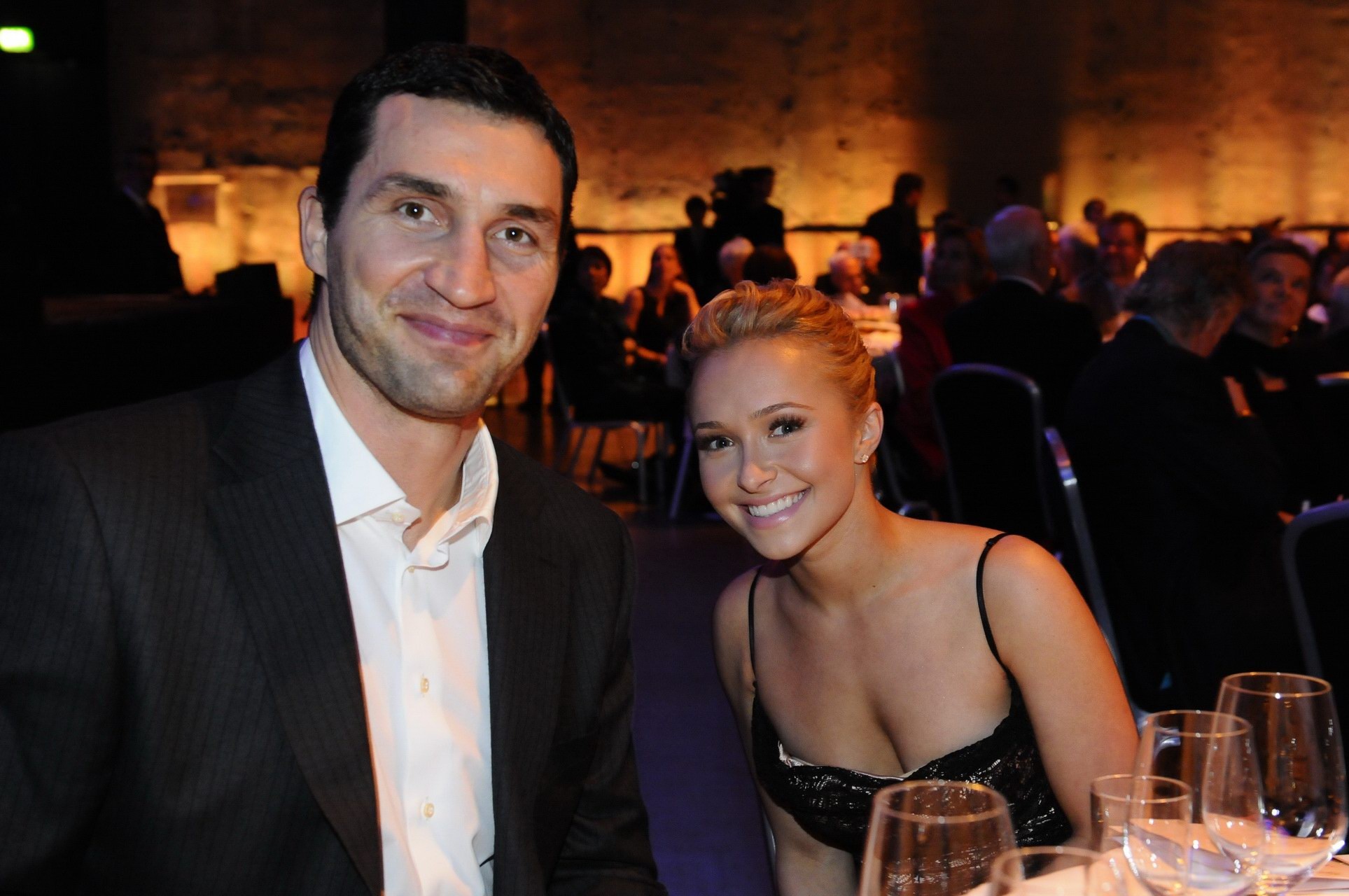 Hayden panettiere superbe en mini robe collante aux steiger awards 2011 i
 #75313834