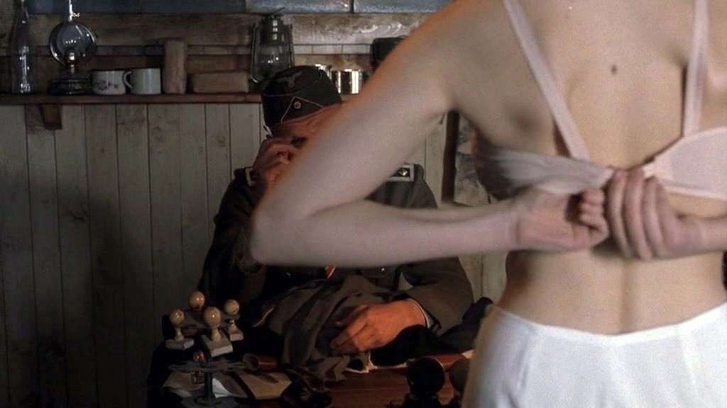 Leelee sobieski posando toda desnuda y mostrando su coño y culo
 #75327826