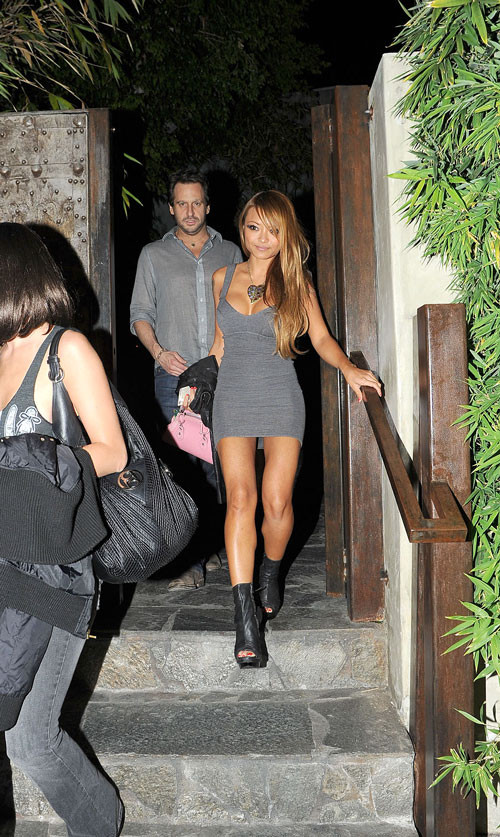 Tila Tequila mostrando le sue foto paparazzi pookies e grandi gambe in mini gonna
 #75397343