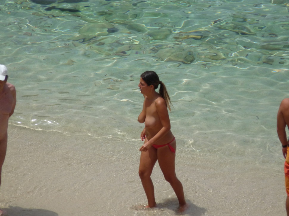 トップレスビーチで日光浴をする10代の女性たち 覗き見するビーチ 率直なビーチ
 #67230979