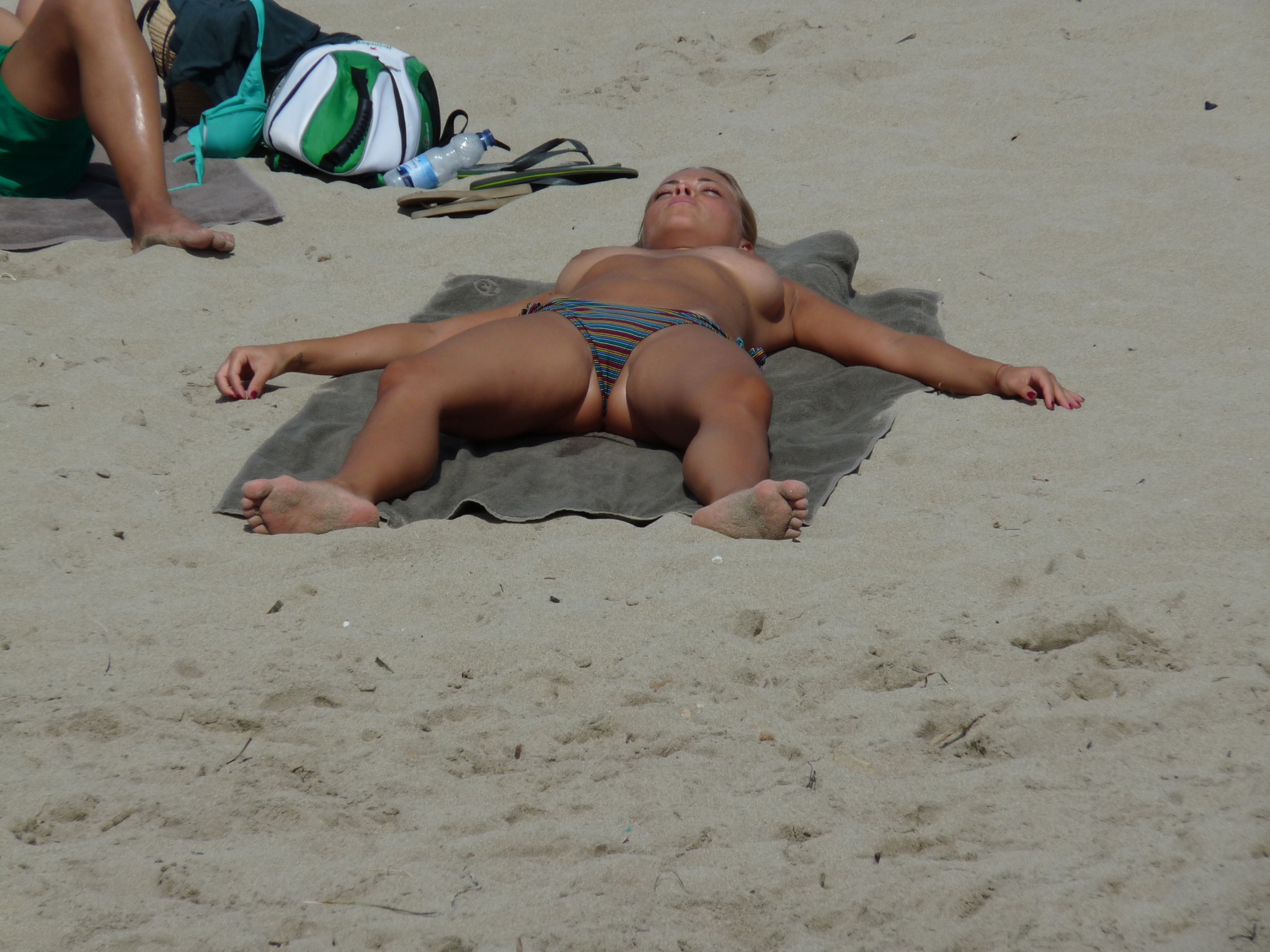 トップレスビーチで日光浴をする10代の女性たち 覗き見するビーチ 率直なビーチ
 #67231054