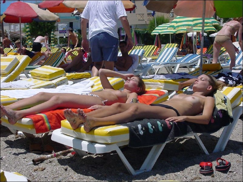 トップレスビーチで日光浴をする10代の女性たち 覗き見するビーチ 率直なビーチ
 #67231060