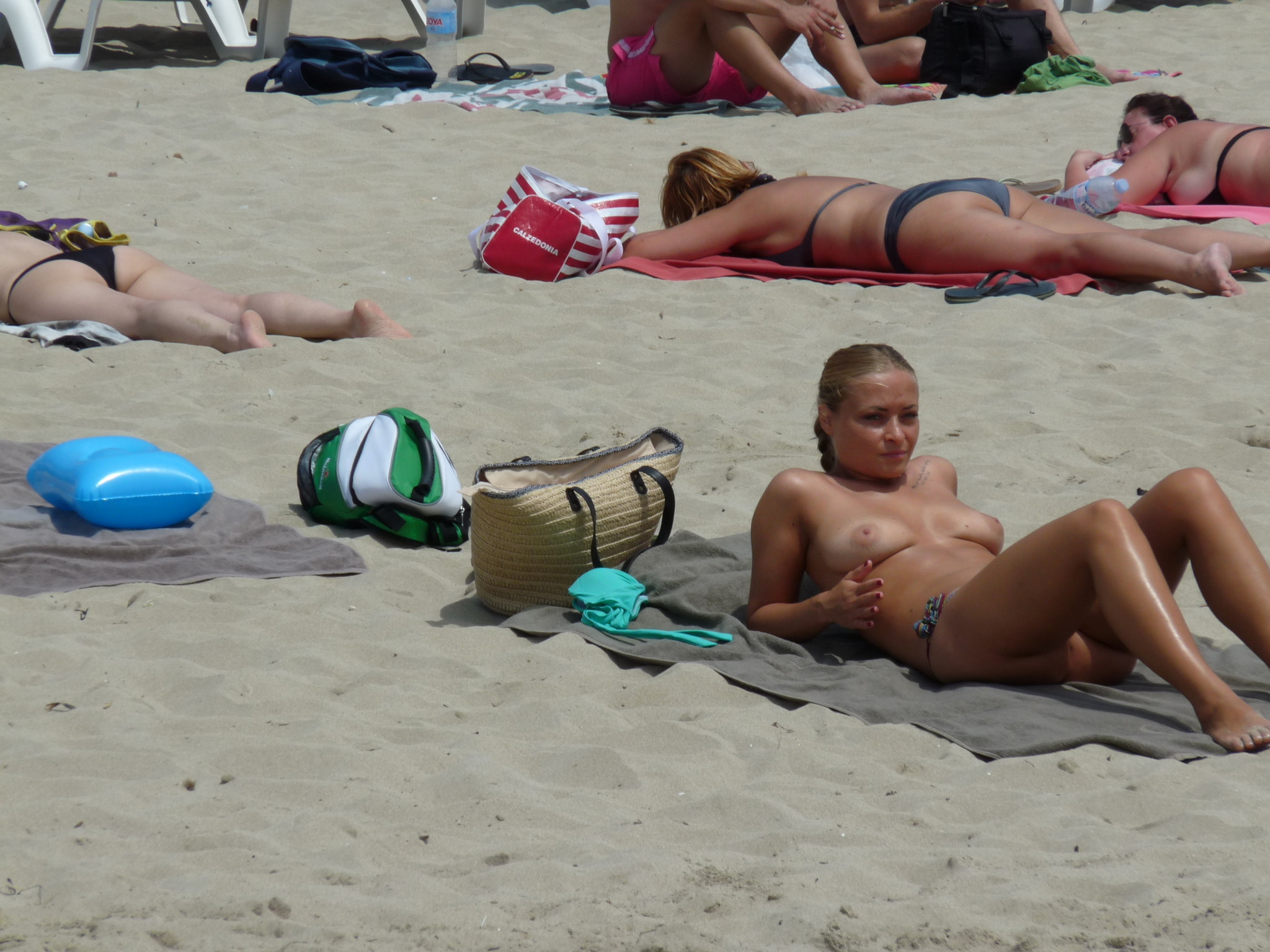 トップレスビーチで日光浴をする10代の女性たち 覗き見するビーチ 率直なビーチ
 #67231098
