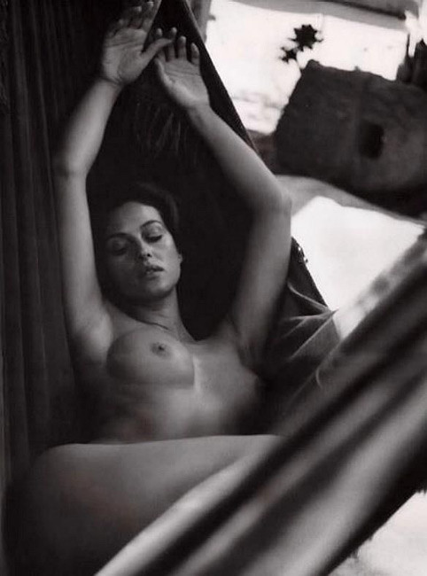 Perfekte Promi-Star Monica Bellucci zeigt ihren wunderbaren Körper
 #75436113