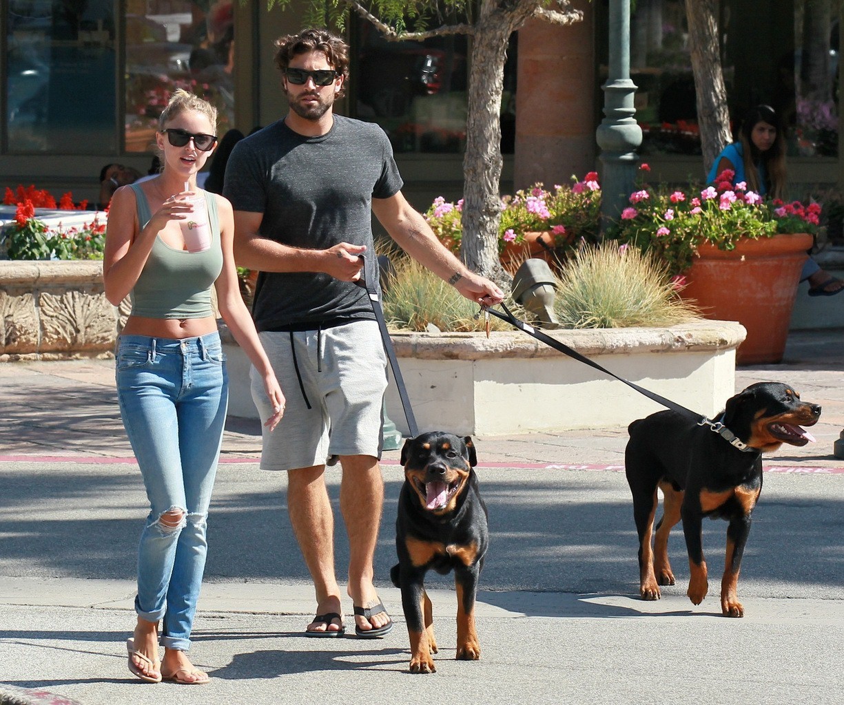 Kaitlynn carter en buste portant un haut moulant et un jean déchiré à Malibu.
 #75186934