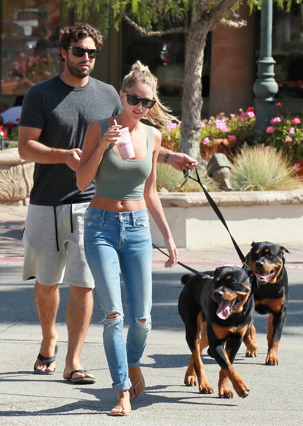 Kaitlynn carter tetona con top ajustado en la barriga y vaqueros rotos en malibú
 #75186945