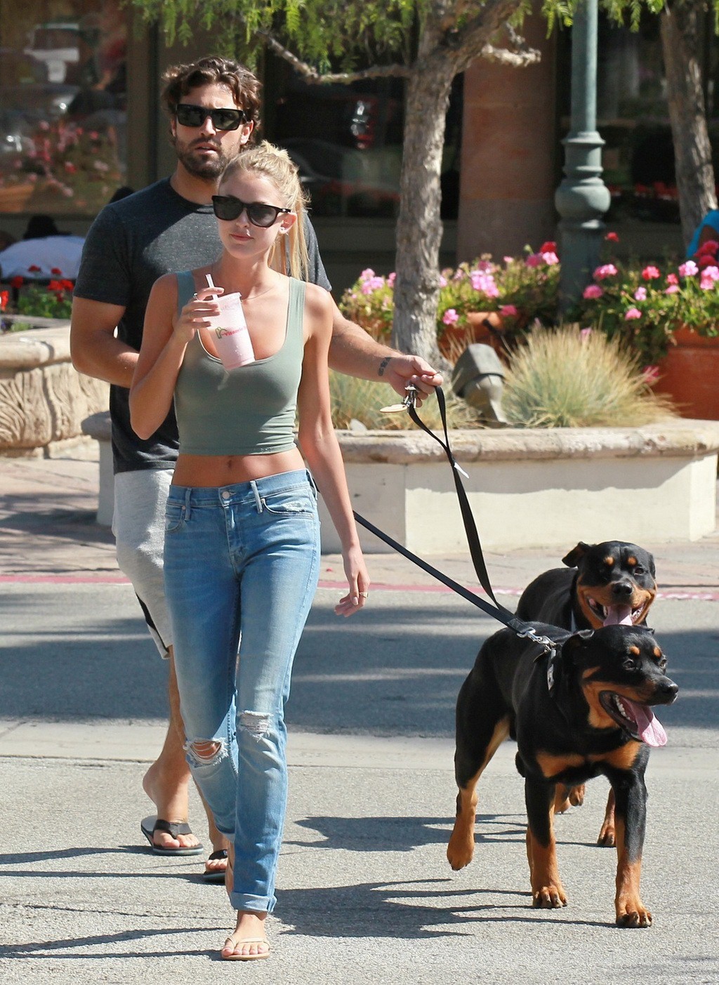 Kaitlynn Carter busty indossando top stretto pancia e jeans strappati fuori in Malibu
 #75186954