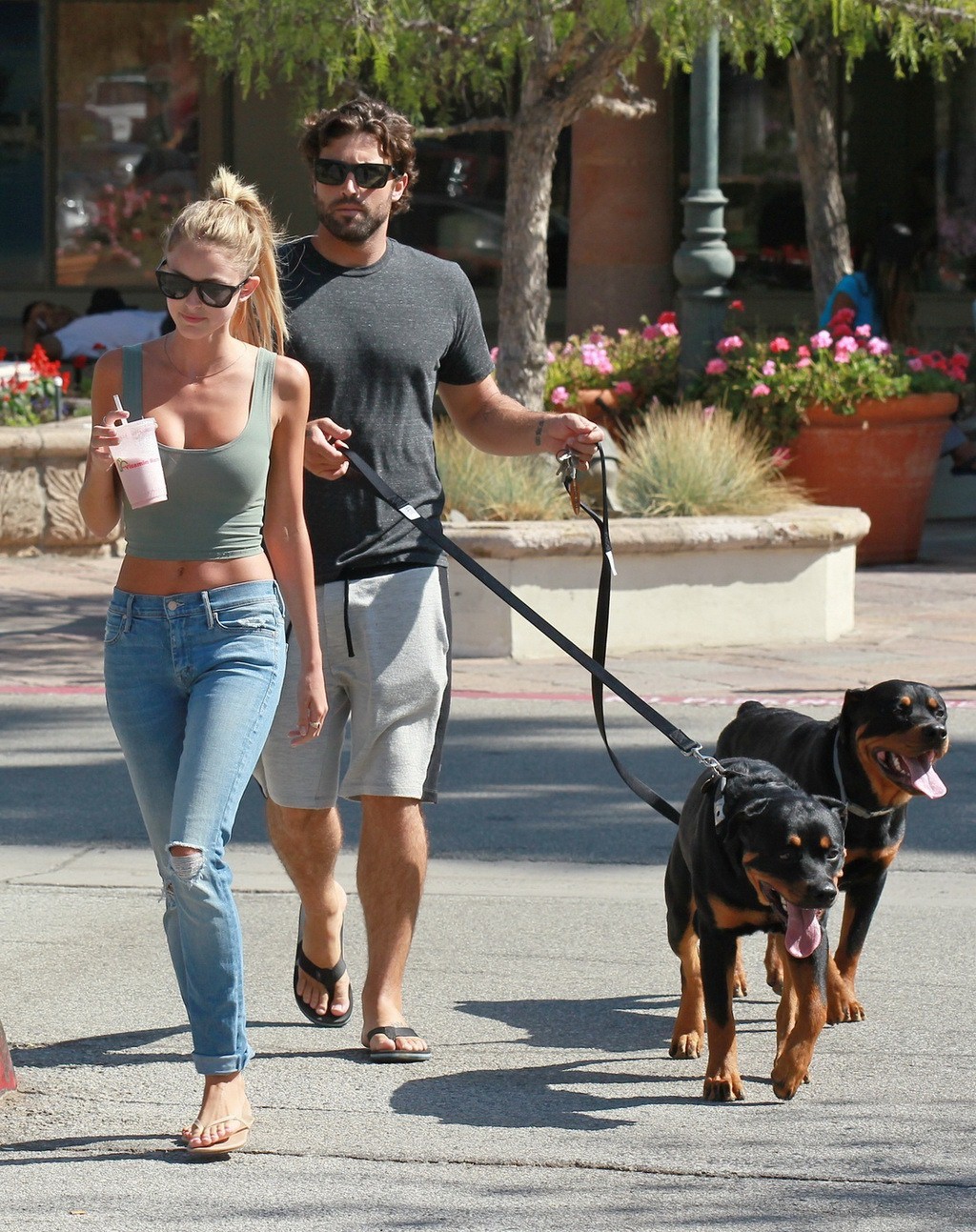 Kaitlynn carter en buste portant un haut moulant et un jean déchiré à Malibu.
 #75186958