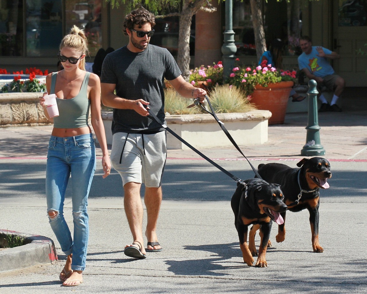 Kaitlynn carter tetona con top ajustado en la barriga y vaqueros rotos en malibú
 #75186971