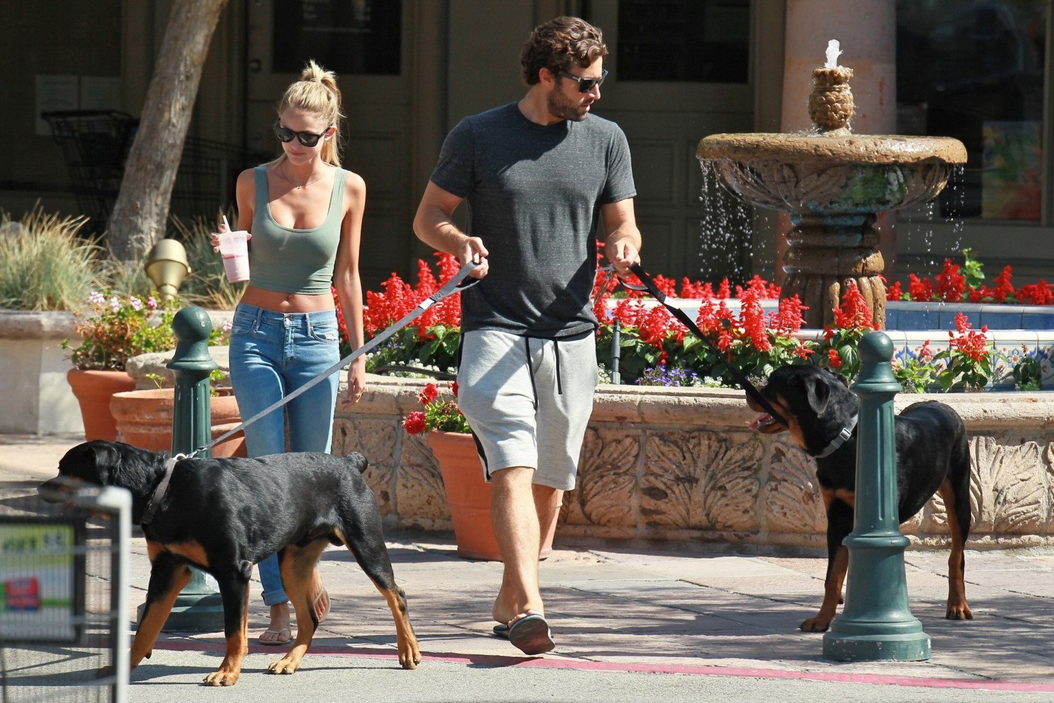 Kaitlynn carter tetona con top ajustado en la barriga y vaqueros rotos en malibú
 #75186985