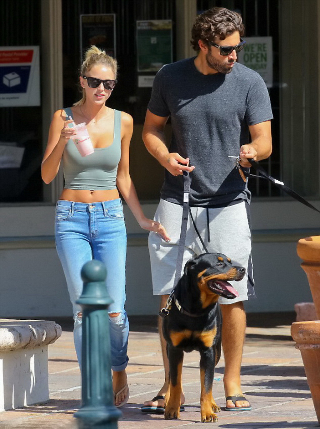 Kaitlynn carter tetona con top ajustado en la barriga y vaqueros rotos en malibú
 #75187047