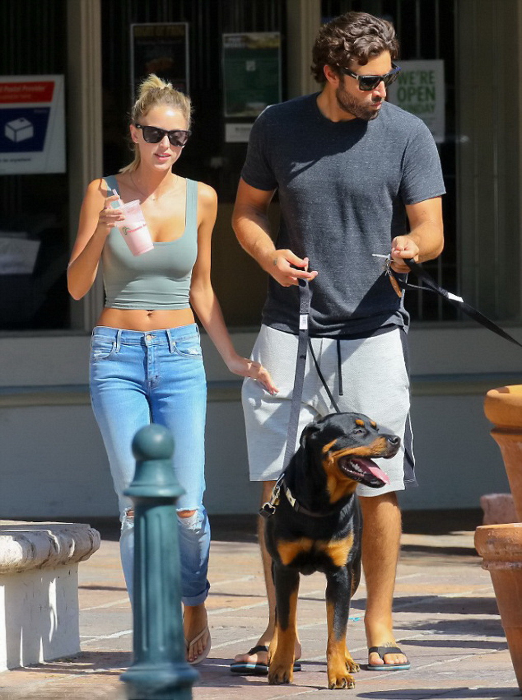 Kaitlynn carter en buste portant un haut moulant et un jean déchiré à Malibu.
 #75187047