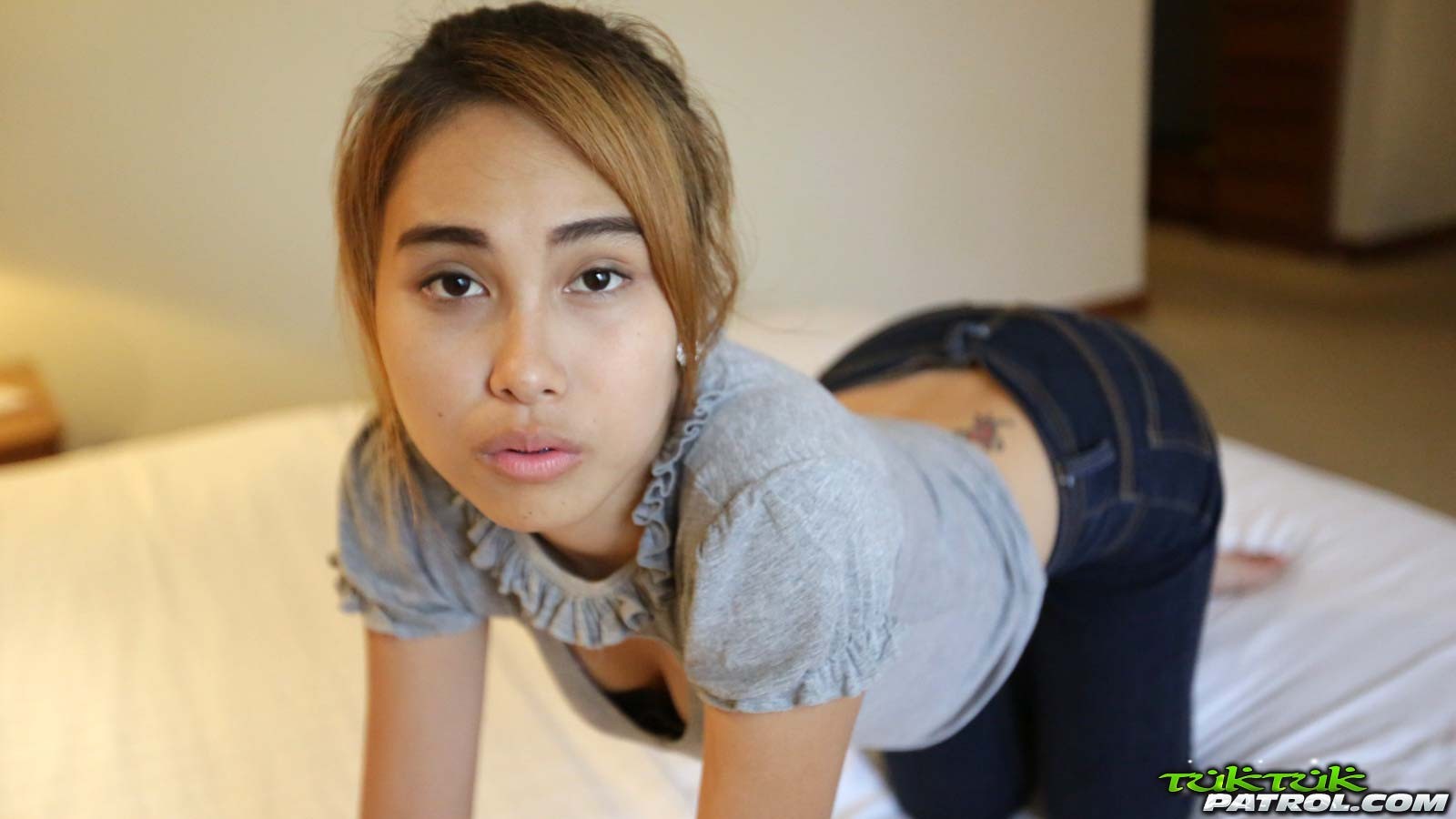 Thai teen with bubble butt fucks stranger in hotel