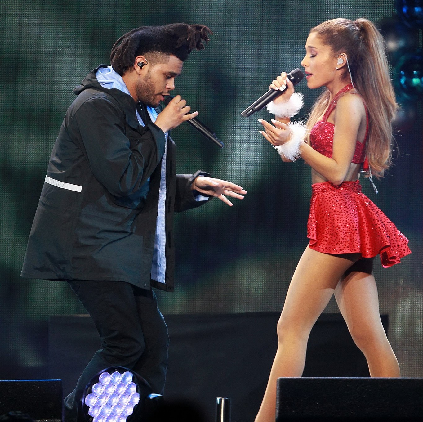 Ariana grande montre ses fesses dans une petite tenue rouge lors d'un concert à kiis fm. #75179171