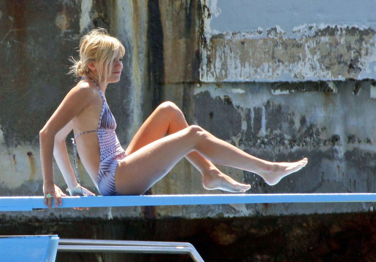 Sienna miller entblößt ihre schönen Brüste oben ohne am Strand Paparazzi-Bilder
 #75304591