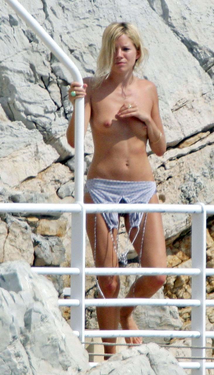 Sienna Miller che espone le sue belle tette in topless sulla spiaggia foto paparazzi
 #75304612