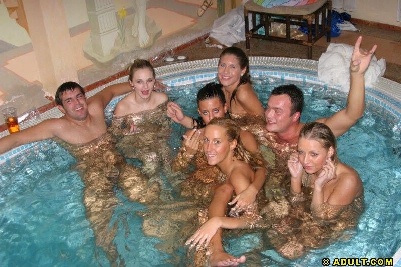 Nackte Mädchen und Jungs haben im Jacuzzi
 #72843305