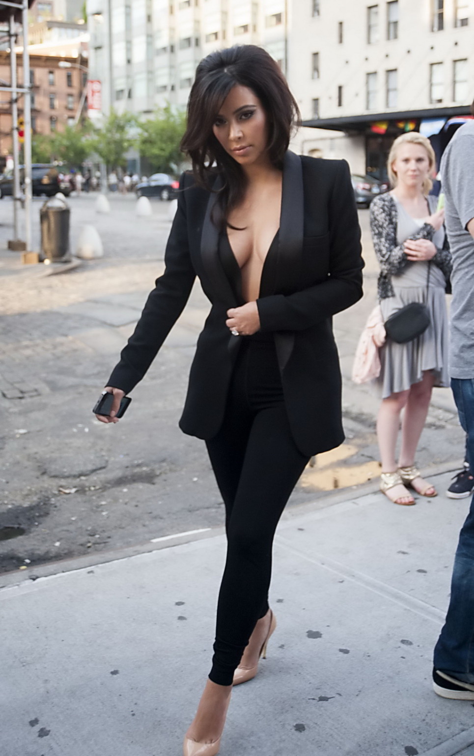 Kim Kardashian montre ses énormes seins sans soutien-gorge dans une tenue noire décolletée en ville
 #75193718