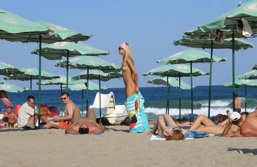 裸でビーチに横たわる若いヌーディスト
 #72255772