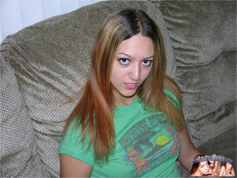 Photos pornographiques de vraies copines avec une jeune amateur
 #77139241