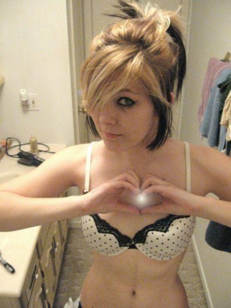 Emo y goth gfs posando y selfshot pics 3
 #67715710