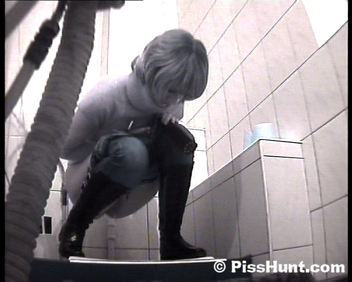 Blondine bekommt Pech, in spycammed Toilette zu pinkeln
 #67475968