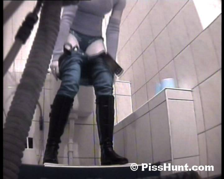 ブロンドは、スパイカメラで撮影されたトイレでおしっこをするという不運に見舞われる
 #67475977