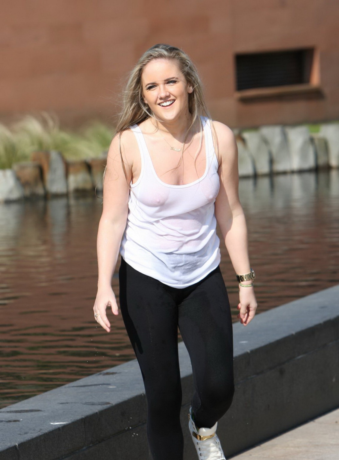 Rachel rhodes zeigt ihre Brüste brustfrei in einem nassen, durchsichtigen Top in liverpoo
 #75161303
