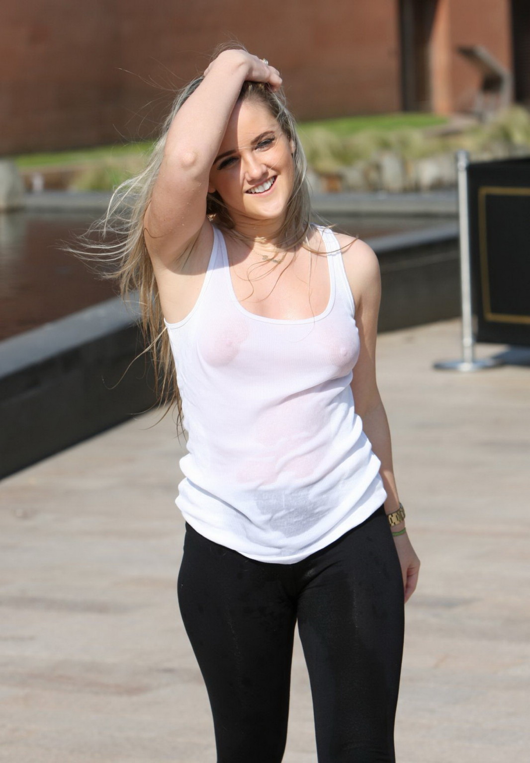 Rachel rhodes montre ses seins sans soutien-gorge dans un haut transparent mouillé à liverpoo
 #75161311